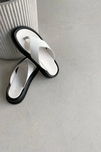 Leather sandals with buckles