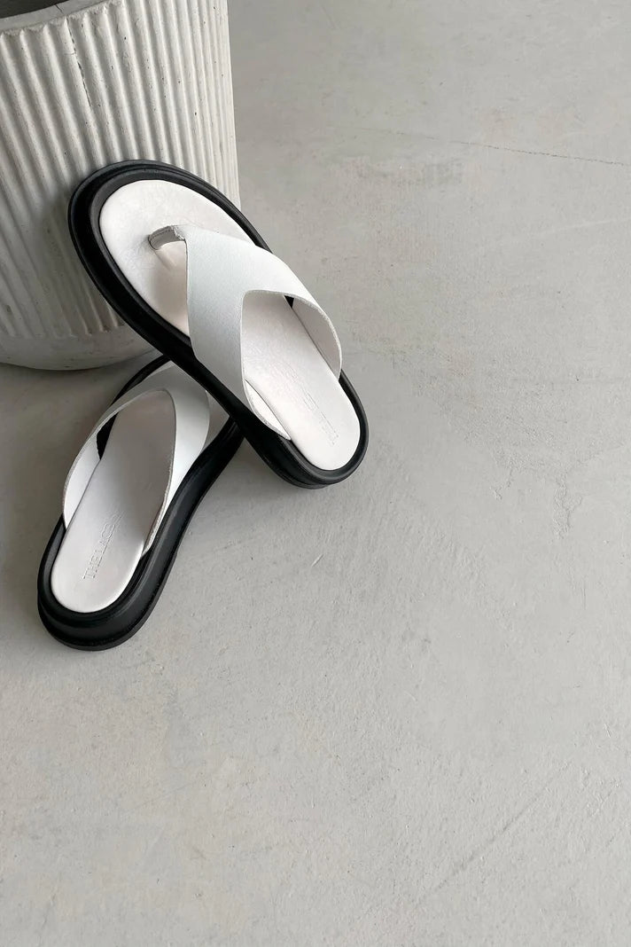 Leather sandals with buckles