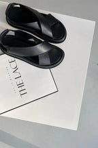 Leather sandals with buckles
