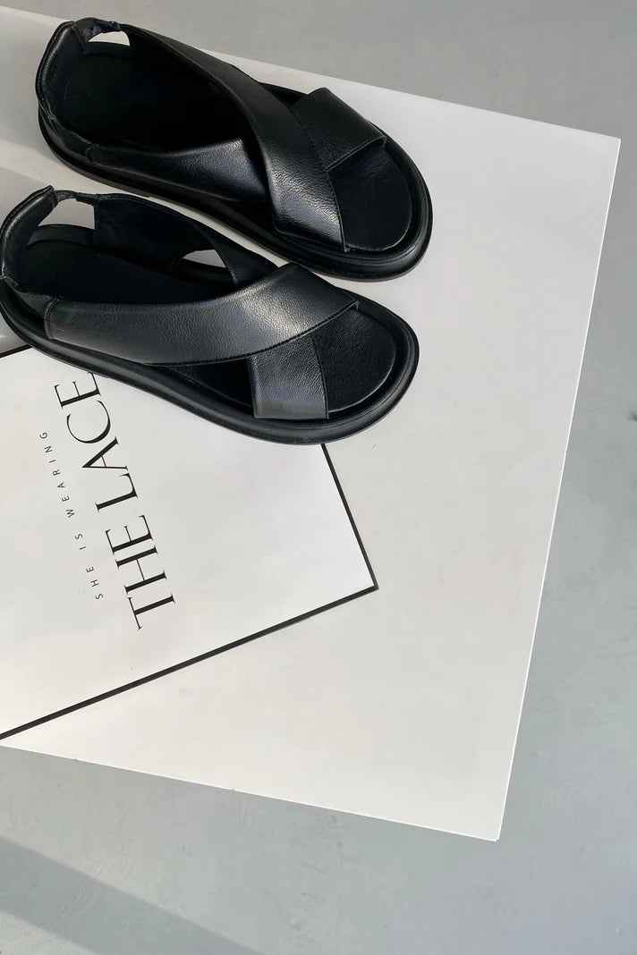 Leather sandals with buckles